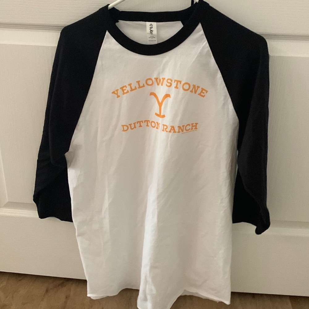 Yellowstone Women’s Dutton Ranch shirt size M.